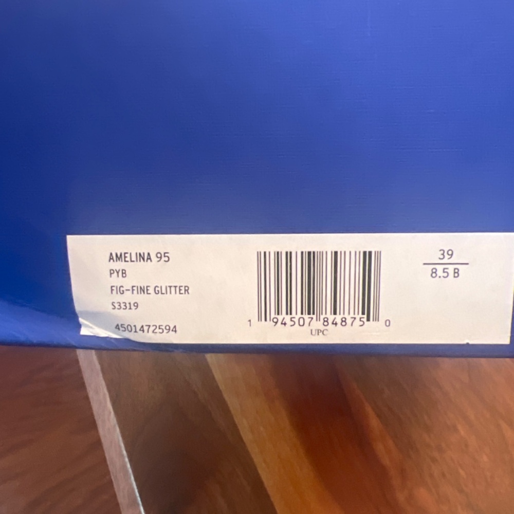 Stuart Weitzman - Picture 4 of 6